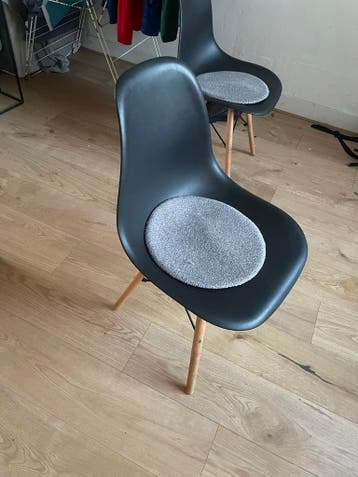 4 zwarte stoelen met kussens