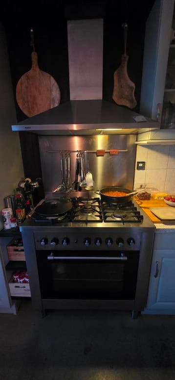 Bosch RVS Fornuis met Oven - moet schoongemaakt worden