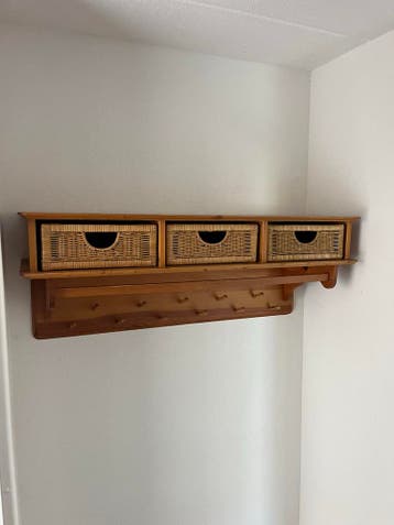 Houten wandkapstok met rieten mandjes