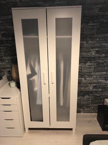 Witte kledingkast met deuren van matglas