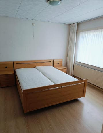 2-persoonsbed, nachtkastjes, lattenbodems, matrassen160x210