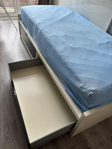 Eenpersoonsbed met lades en matras (AFHALEN IN DEN HAAG)