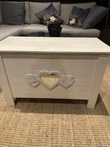 Witte houten opbergkist - opknapper met hartjesdecoratie