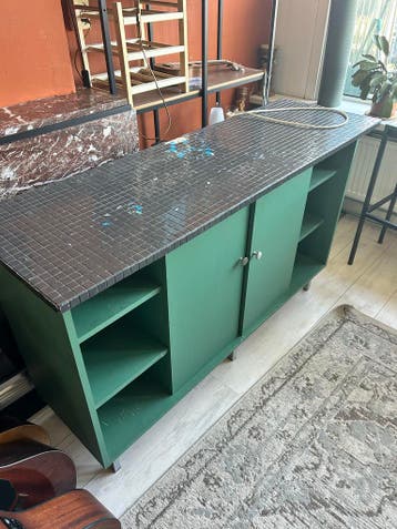 Groen los keuken blok met tegelblad (opknappertjr)