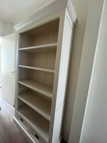 Mooie witte boekenkast met lades