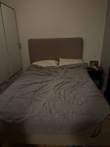 Comfortabel tweepersoonsbed met hoofdbord