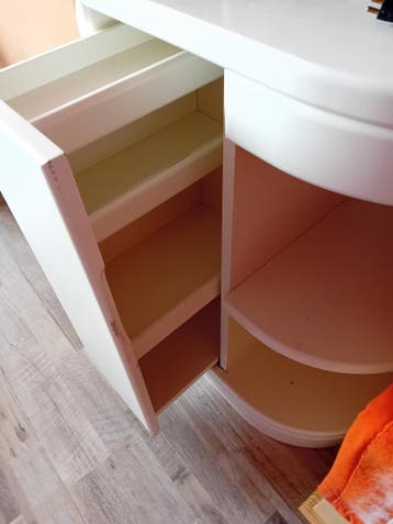 Wit nachtkastje met lade en open vakken