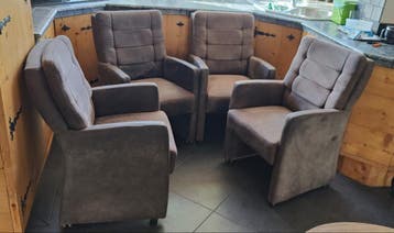 4 Eettafel stoelen (direct beschikbaar en gratis)