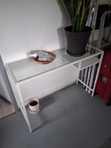 Witte muurtafel met glasplaat