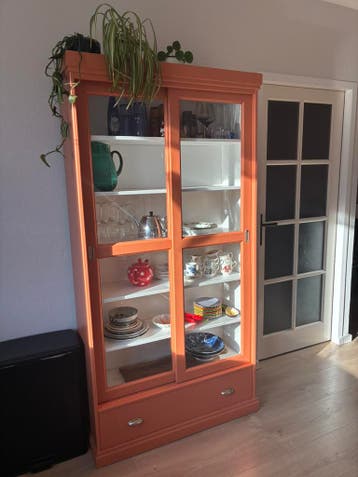Buffetkast oranje gratis!