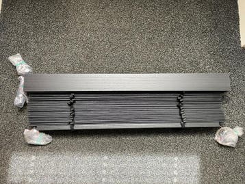 Twee houten jaloezieën