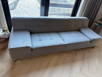 Gratis Comfortabele grijze driezitsbank