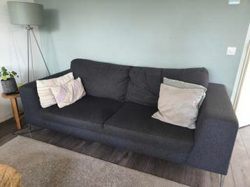 Gratis. Comfortabele 2-zitsbank, donkergrijs stof