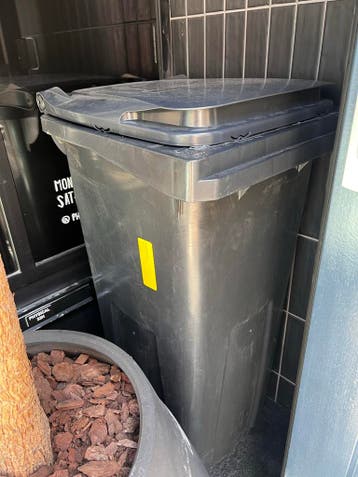 Gratis Afvalcontainer - stevige afvalbak 130 liter