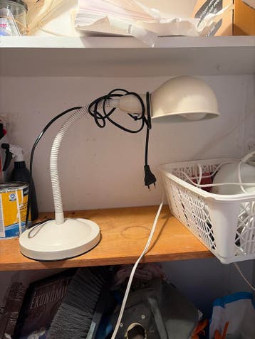 Witte bureaulamp met flexibele arm