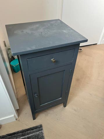 Gratis nachtkastje met lade en deurtje