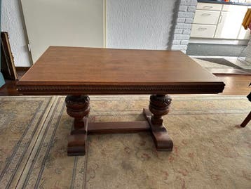 Prachtige oude eikenhouten salontafel met houtsnijwerk