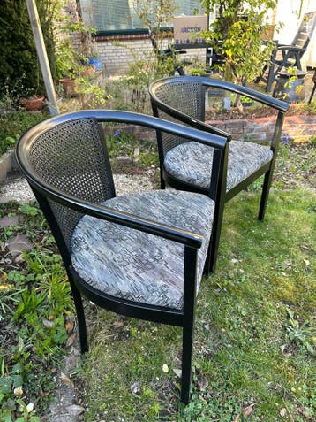 Twee zwarte houten stoelen met rotan   GRATIS