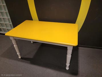 Gele keukentafel met witte poten