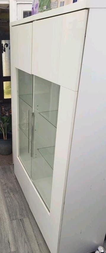 Witte vitrinekast met glazen deuren en planken