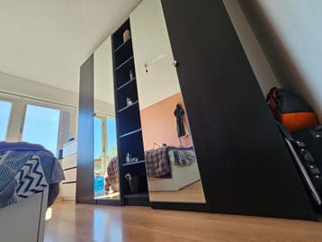 Kledingkast met spiegeldeuren en open vakken