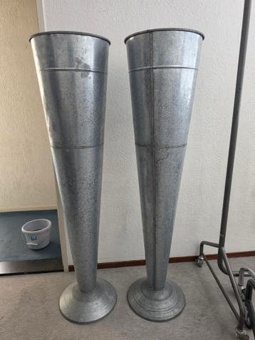Twee (aluminium) vazen te koop van ongeveer 1.50 meter hoog