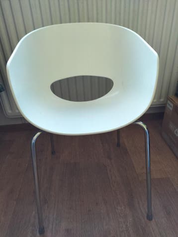 Witte kuipstoelen met metalen poten