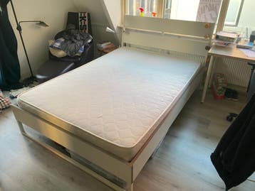 Twee persoonsbed (en inclusief matras eventueel)