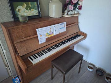 Gratis mooie piano, goed gestemd.