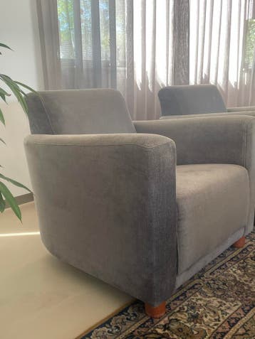 2 grijze stoffen fauteuils - 75x80x80 cm (hxbxd)