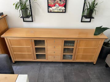Ruime houten dressoir met lades en deuren