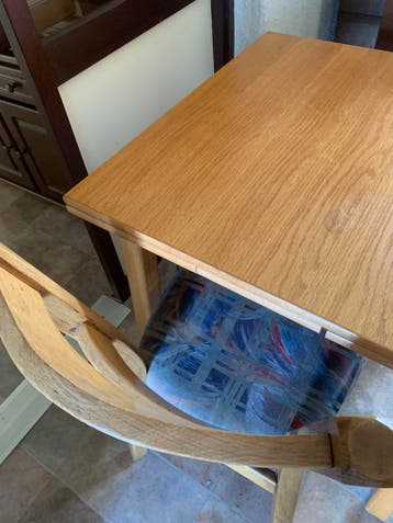Gratis Kleine eettafel  met twee stoelen