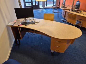 Gratis! 6 Grote Bureaus 210x81 cm met Lades en Kabelgoot