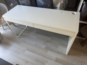 Wit Ikea bureau met lades