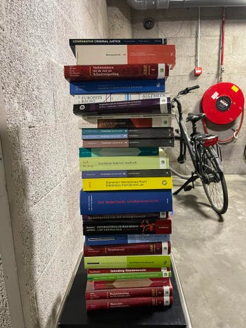 Stapel rechten studieboeken. GRATIS OPHALEN ZSM