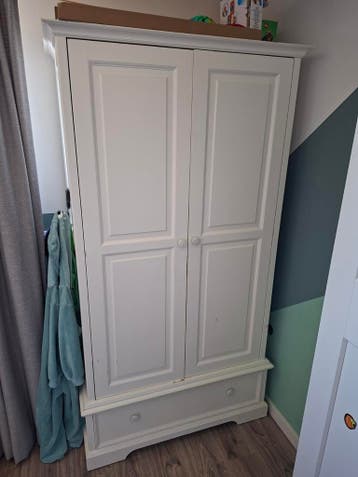 Witte kledingkast met lades en hangruimte GRATIS