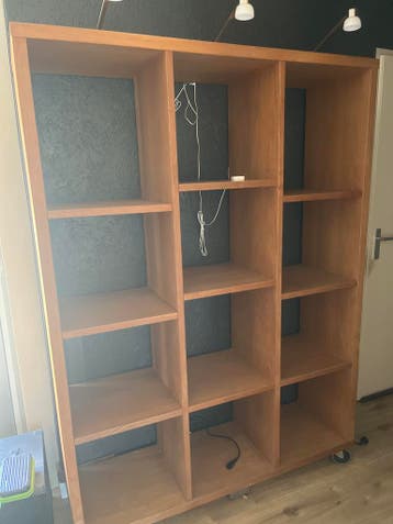 Ruime houten boekenkast met 12 vakken