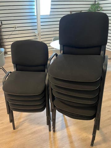 Zwarte stapelbare stoelen - 13 stuks - GRATIS