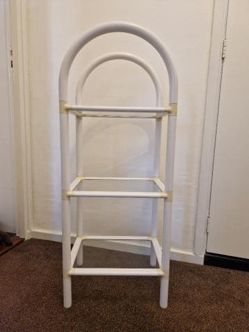 Etage rek van witkunststof met 3 glazen plaatjes