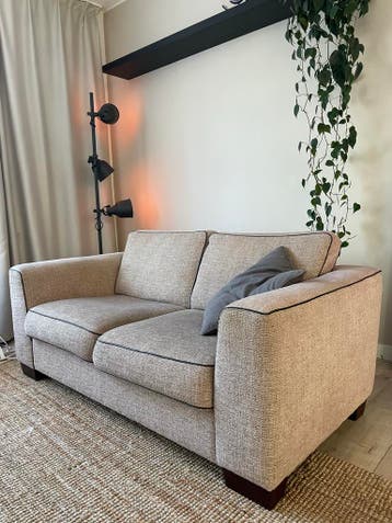 Comfortabele Tweezitsbank - Beige Stof met Zwarte Bies