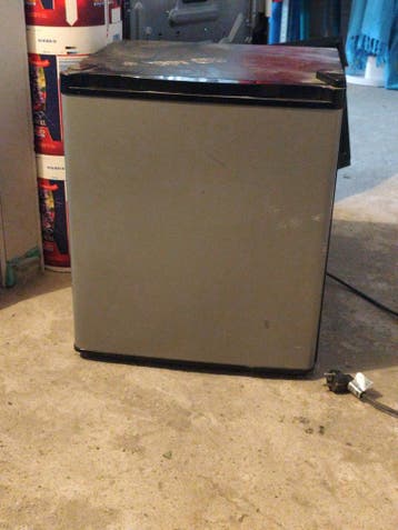 Gereserveerd. Compacte mini koelkast
