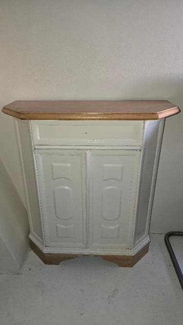 Corner cabinet