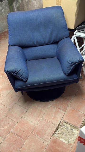 Comfortabele blauwe fauteuil met draaivoet