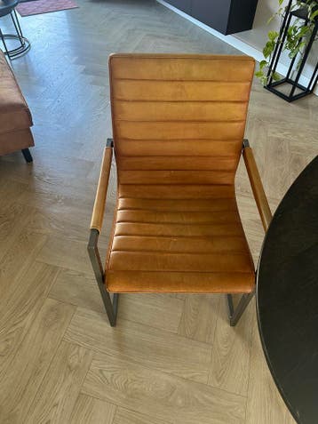 4 gebruikte stoelen, 1 met losse leuning (gratis af te halen