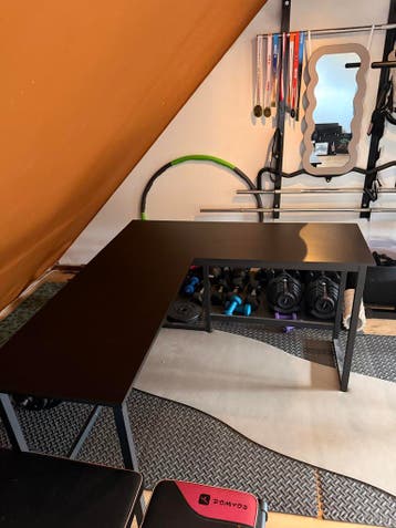 Zwart hoekbureau, deels gedemonteerd