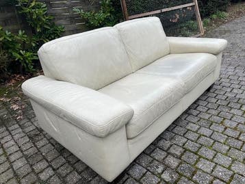 Nette witte 2 zit bank gratis op te halen in Vaals