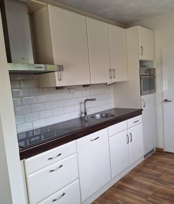 Gratis keuken. Folie van frontjes zit los