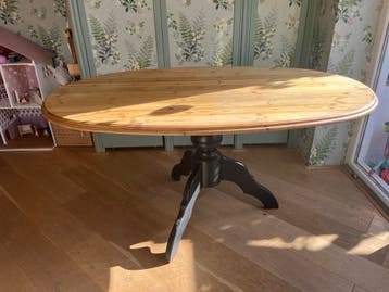 GRATIS! Ovale houten eettafel met zwarte voet