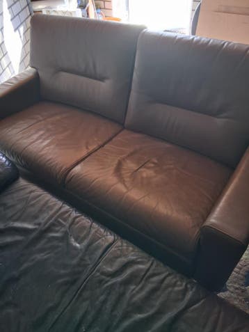 Gratis ophalen : 2 leren 2-zitsbanken, 1x bruin en 1x blauw