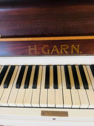 Hermann Garn witte piano jugendstyl
